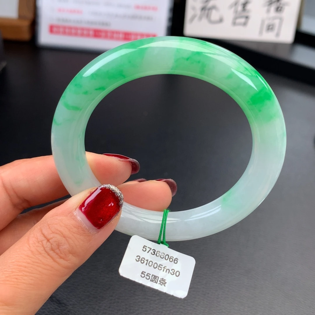 翡翠未镶嵌手镯糯冰白底青【有纹捡漏】