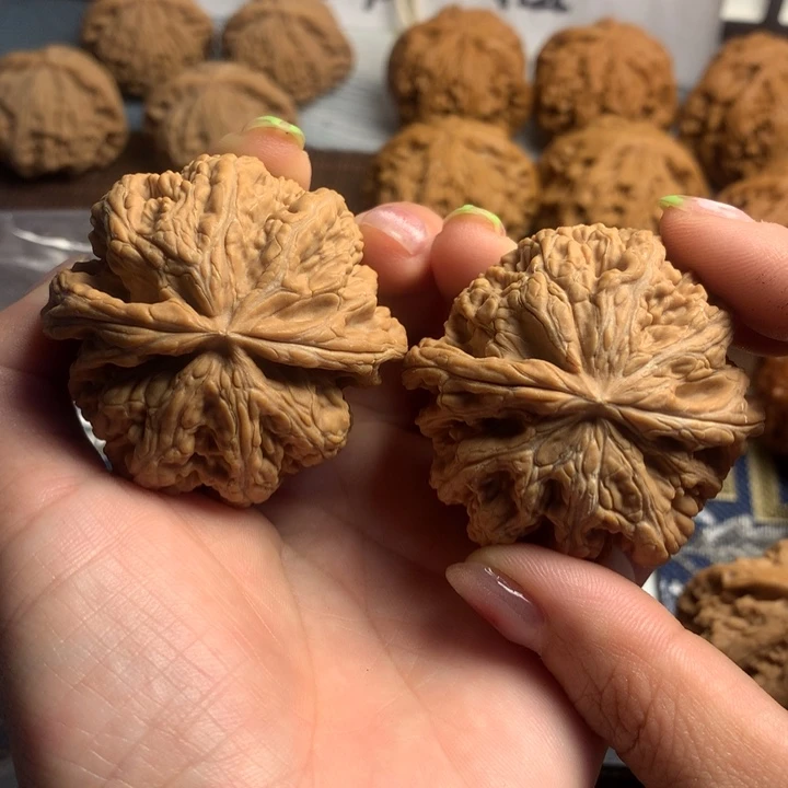 吊坠文玩核桃?****?粗筋