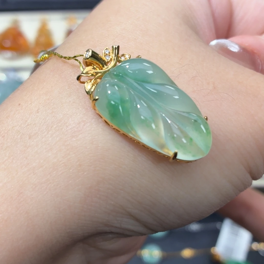 翡翠18K金镶嵌颈饰