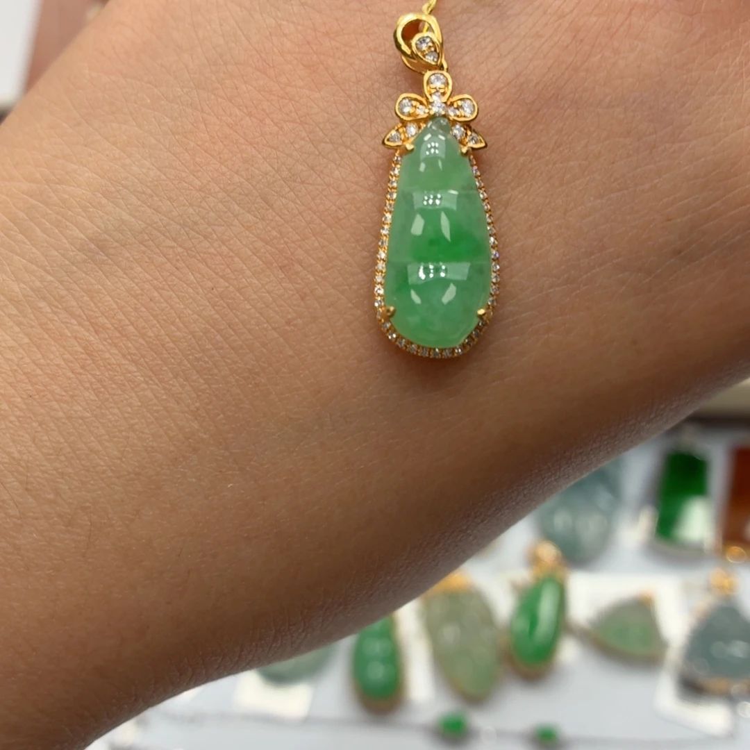 翡翠18K金镶嵌颈饰