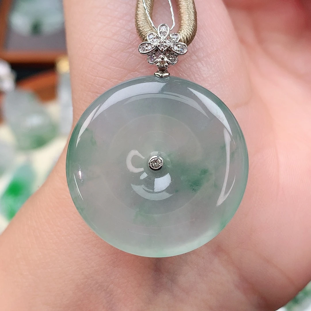 颈饰18K金镶嵌翡翠扣