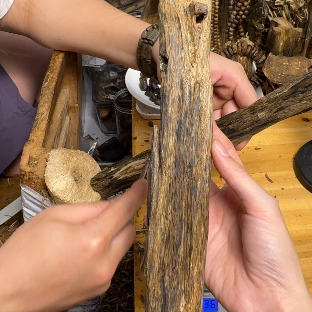 沉香沉香碎屑蓝宝石块料104克