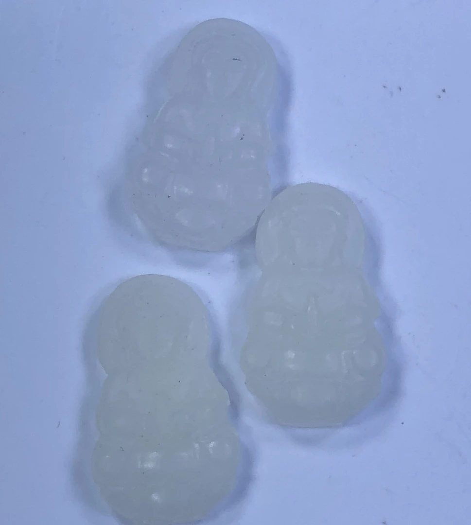 白色雕刻牌吊坠发一个L132