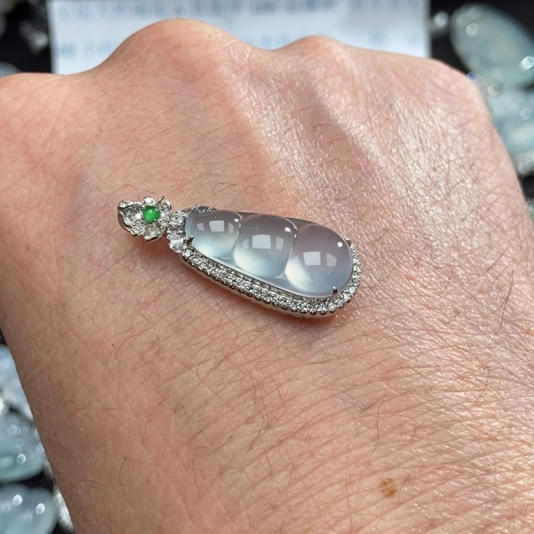 吊坠(不含链)18K金镶嵌翡翠七*豆子