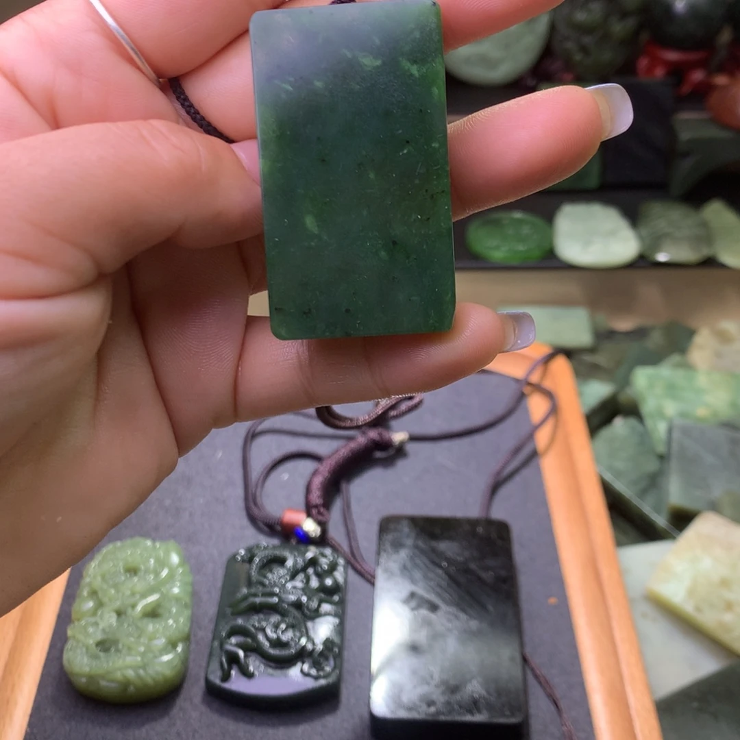 戏***生和田玉（糖玉）未镶嵌珠宝半成品