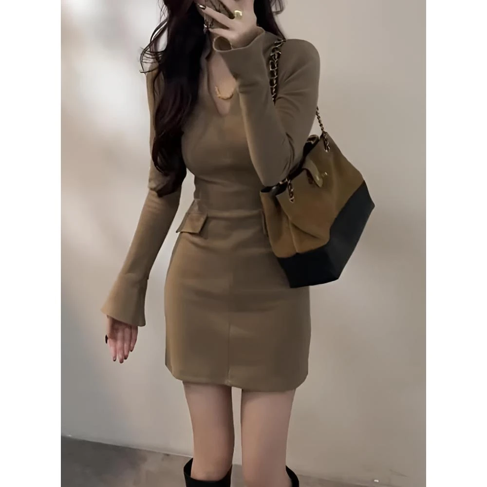 大婷婷法式赫本风V领连衣裙女2025新款秋冬修身显瘦打底包臀短裙