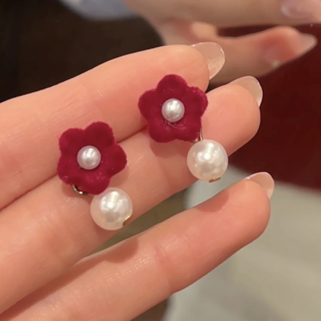 合金耳饰 秋冬丝绒红色小花珍珠耳钉女小众设计高级时尚百搭耳环