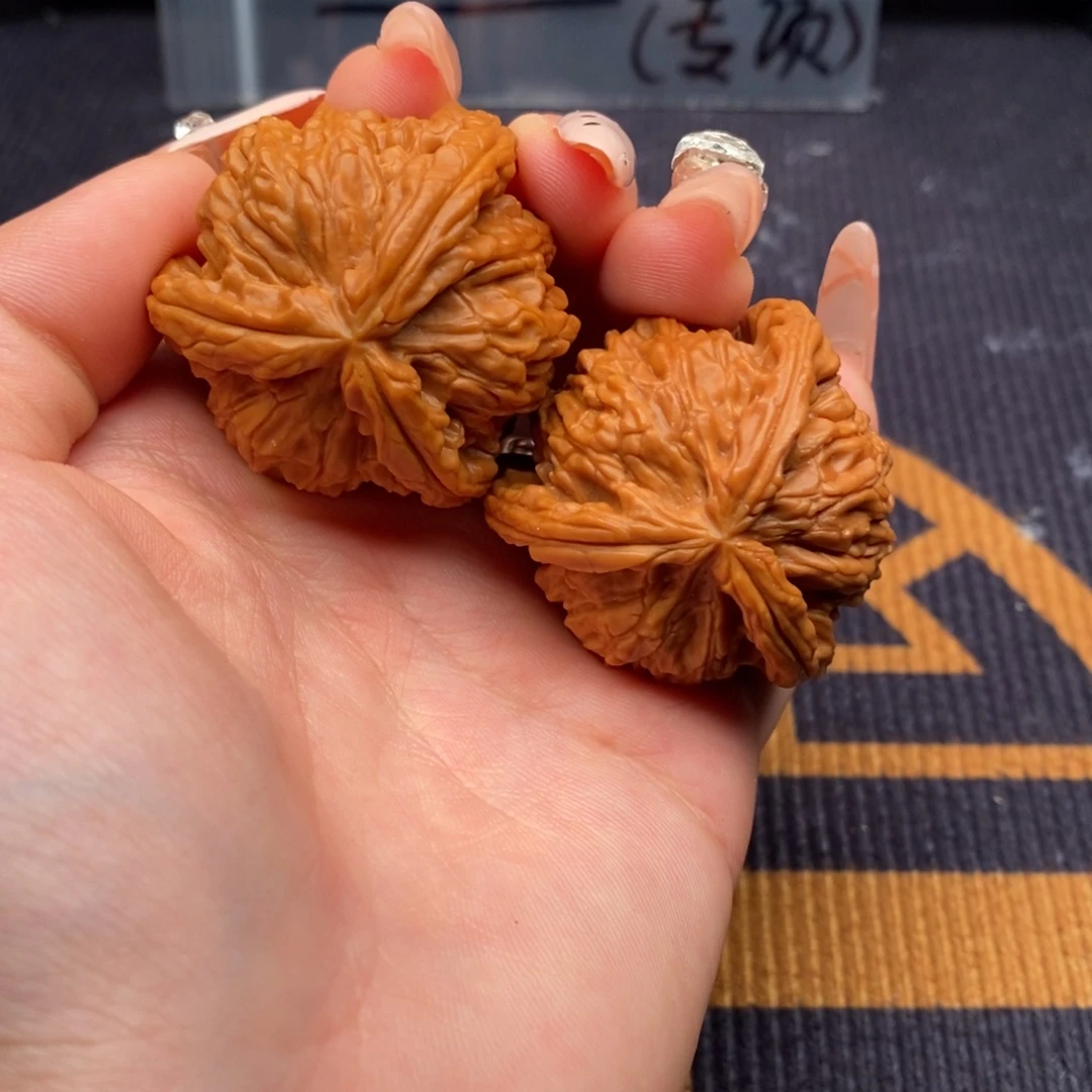 Z***g文玩核桃吊坠白狮子