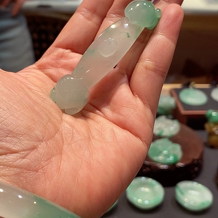 未镶嵌挂件石英质玉（非洲翠）