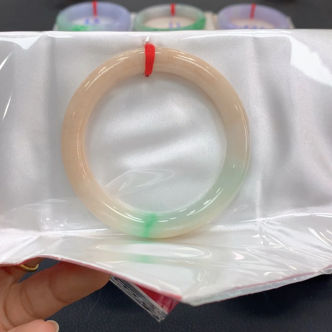 翡翠手镯未镶嵌翡翠