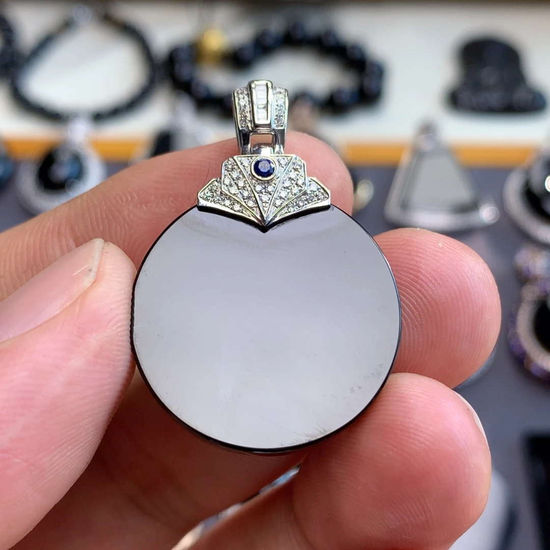 颈饰18K金镶嵌翡翠墨翠无事牌