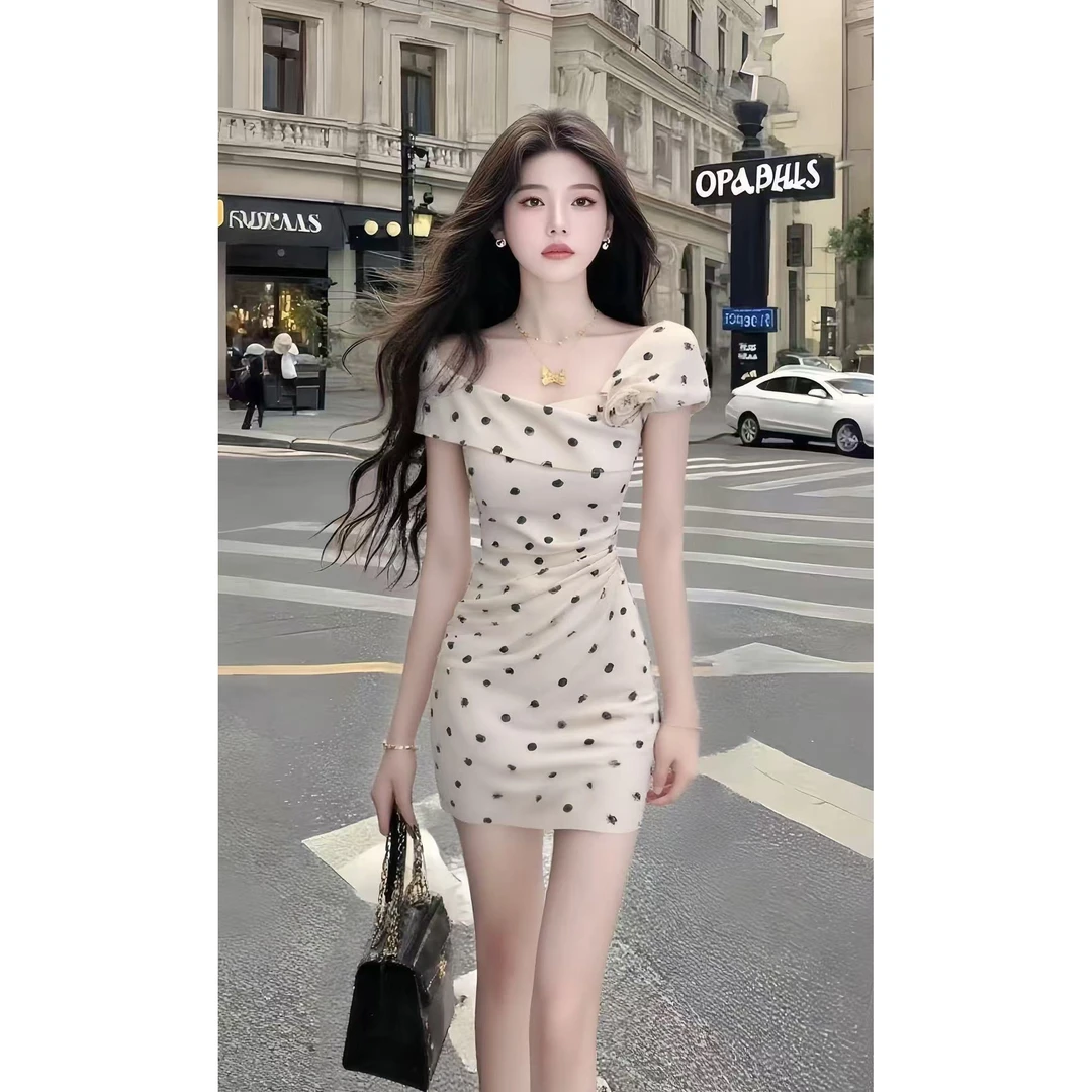 小个子温柔纯欲风不规则修身波点收腰包臀设计感连衣裙女时尚套装
