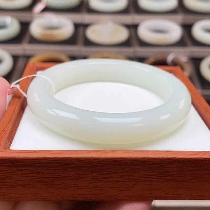 和田玉未镶嵌手镯羊脂级别