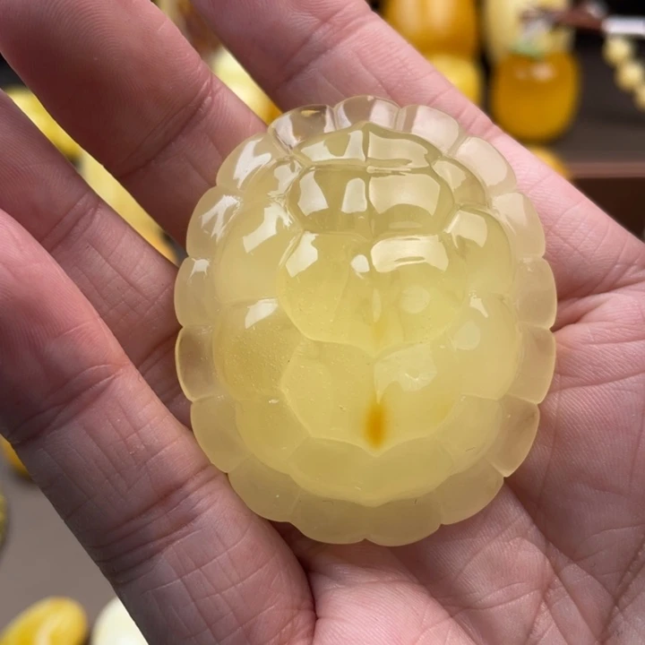 琥珀未镶嵌颈饰如图