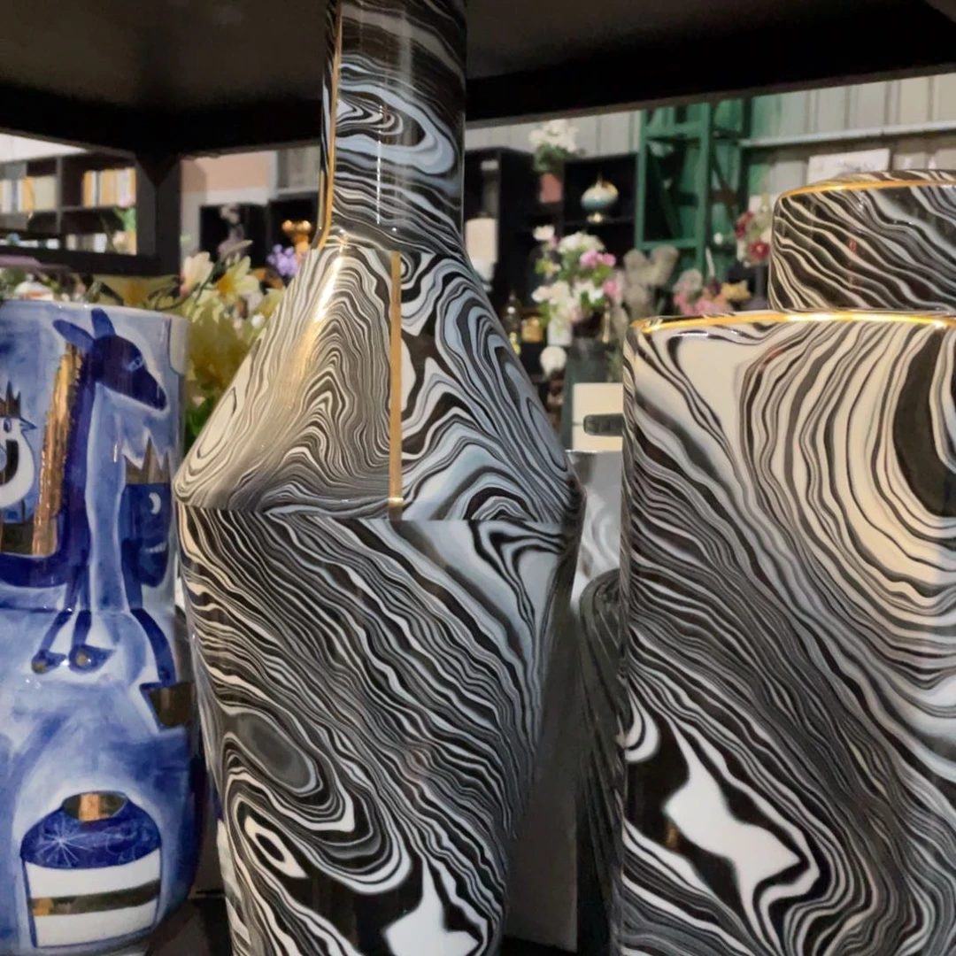 陶瓷花瓶，仿真绿植。