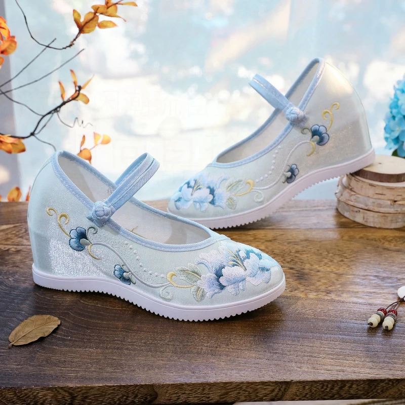 淩月新款内增高圆头老北京布鞋女搭配汉服爆款厚底绣花鞋妈妈鞋