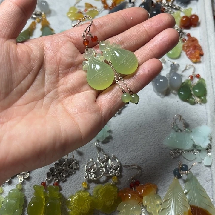 蛇纹石玉未镶嵌耳饰