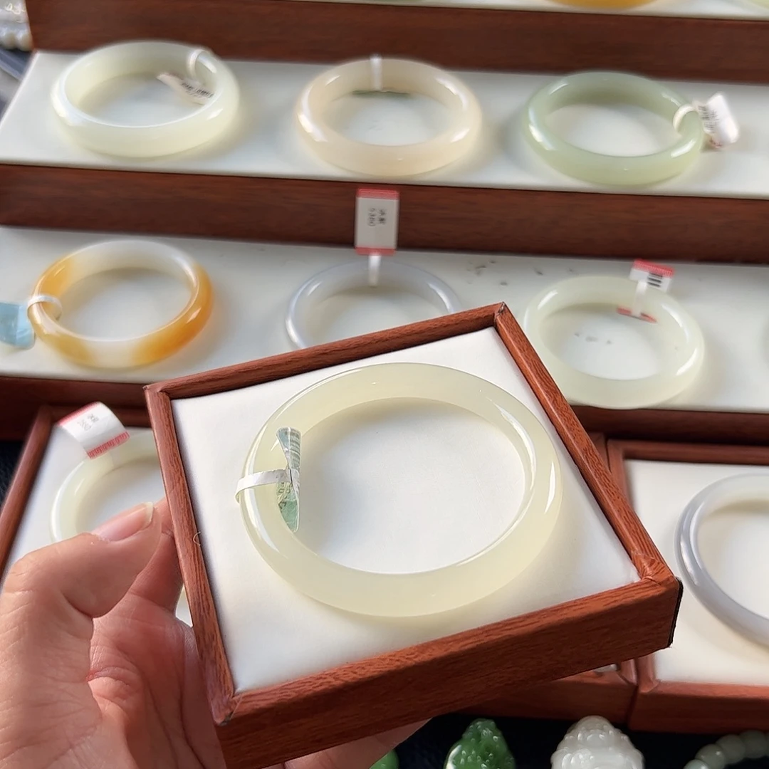 和田玉未镶嵌手镯