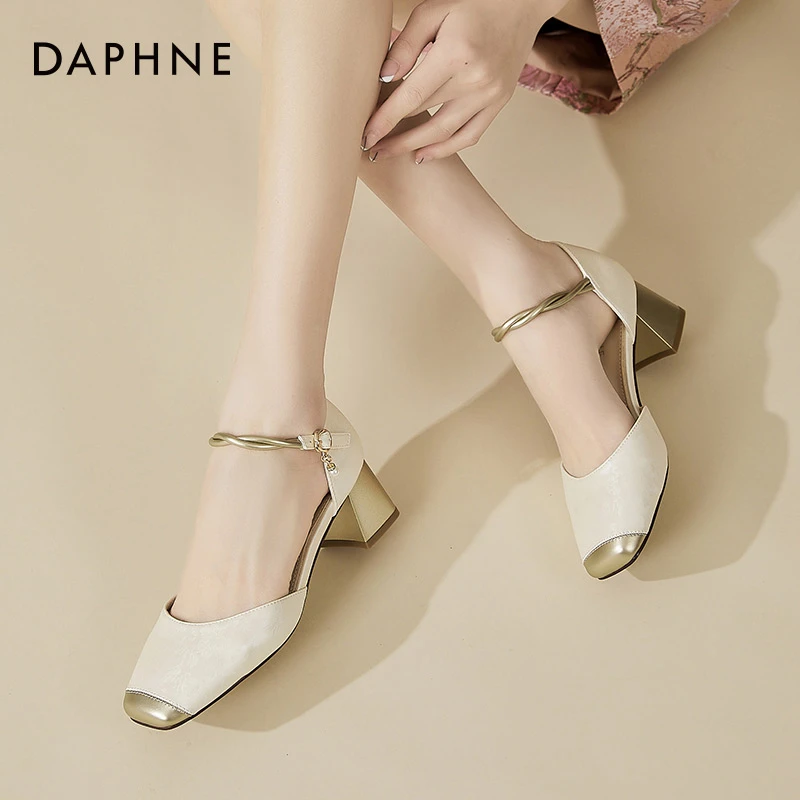 达芙妮包头一字带凉鞋女2025新款春夏方头外穿国风浅口中跟粗跟鞋