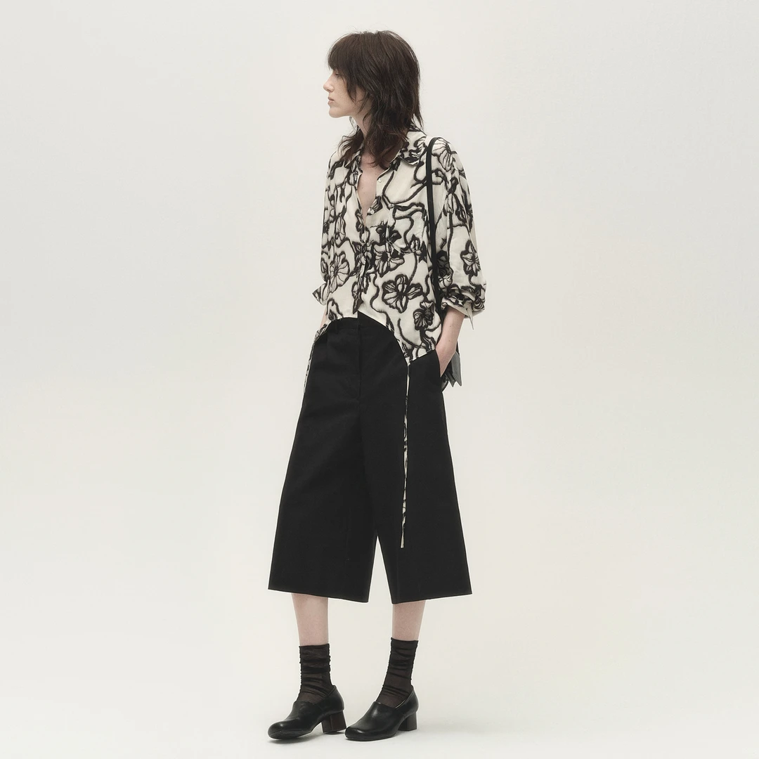 白弓“妙笔生花系列”特供水墨染不规则设计短款衬衫女秋新款55816