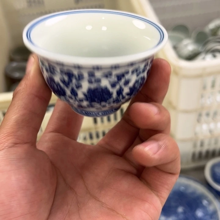 瓷摆件青花缠枝莲小压手