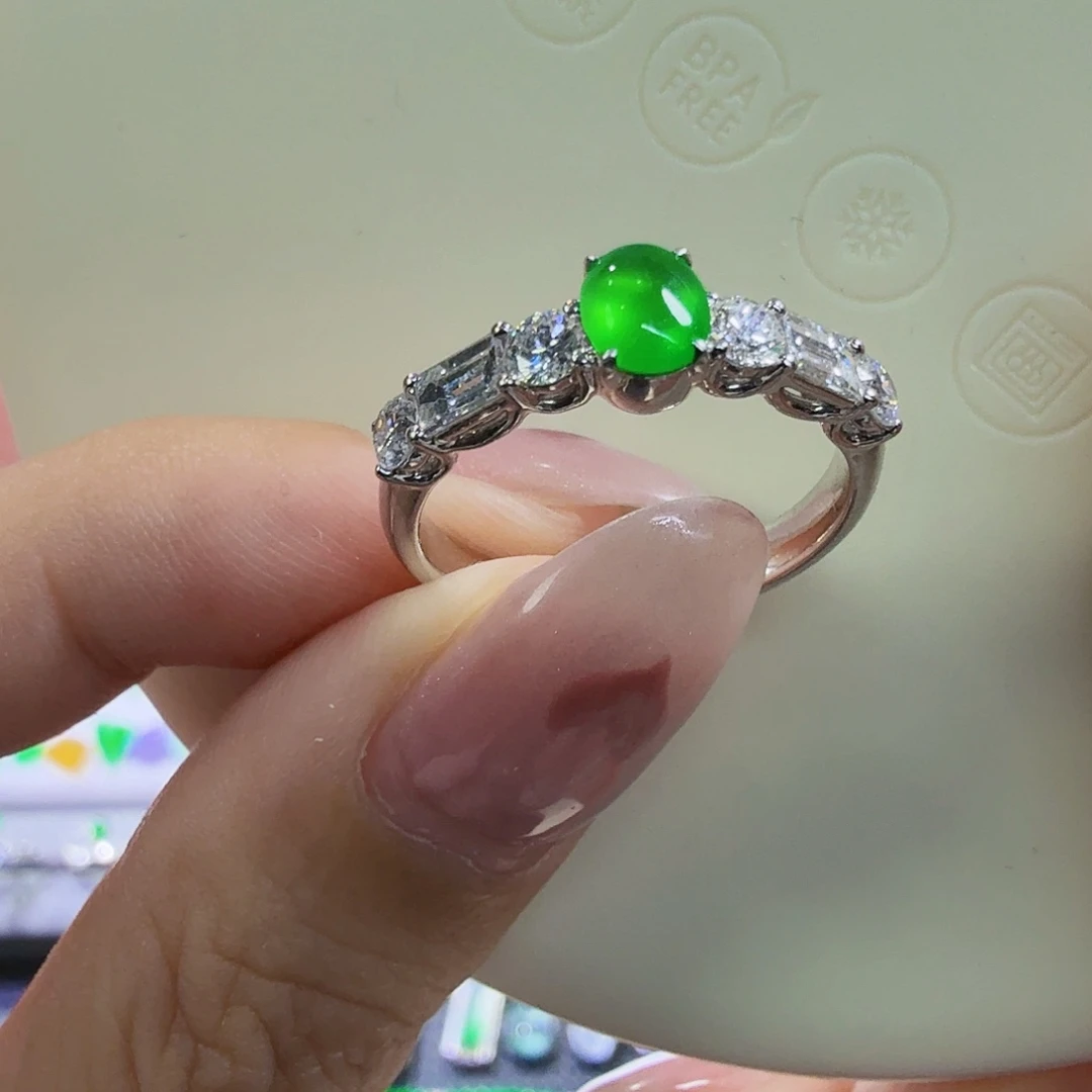 翡翠18K金镶嵌戒指炸光蛋面戒指