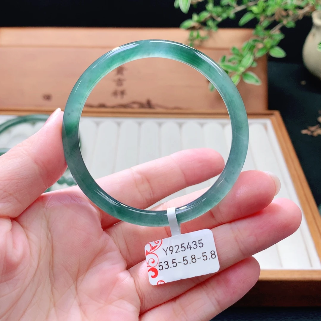 翡翠未镶嵌手镯（圆镯）
