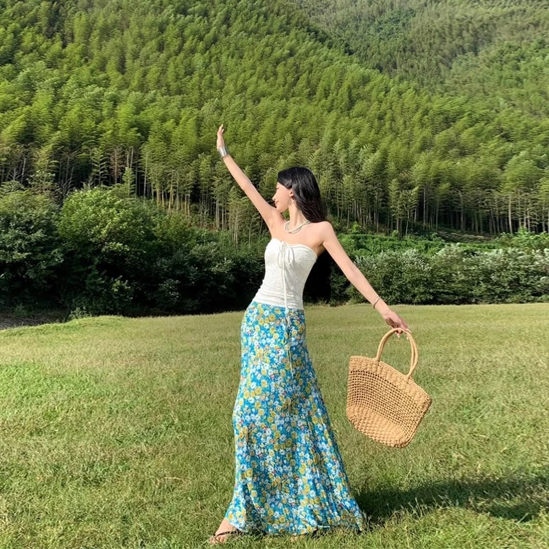 法式海边度假蓝色碎花连衣裙子女夏季2025新款辣妹抹胸上衣两件套