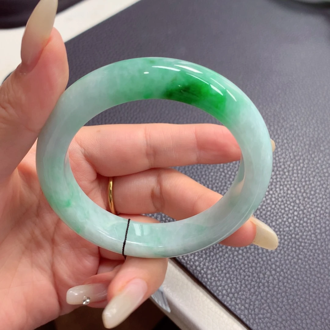 翡翠手镯未镶嵌翡翠