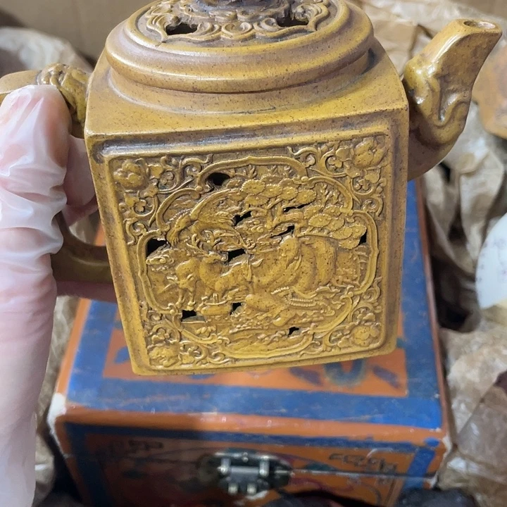 紫砂茶壶原矿泥料手工制作的一把紫砂壶。