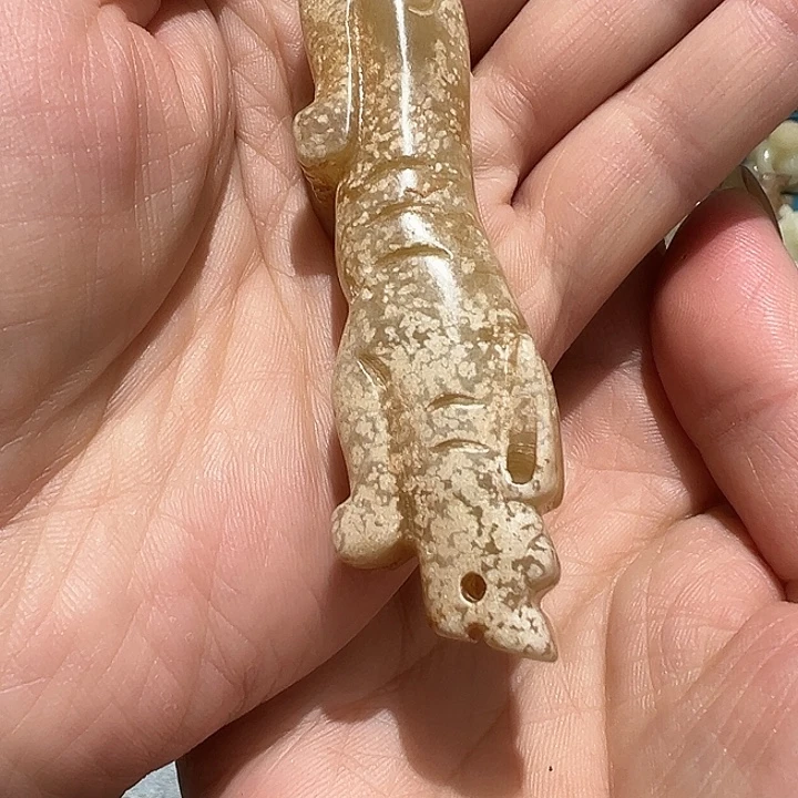 透闪石质玉未镶嵌颈饰