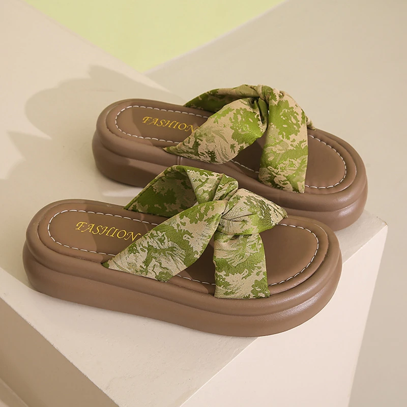 新凉拖鞋外穿2025夏季新款百搭厚底配裙子一字拖外出防滑平底增高