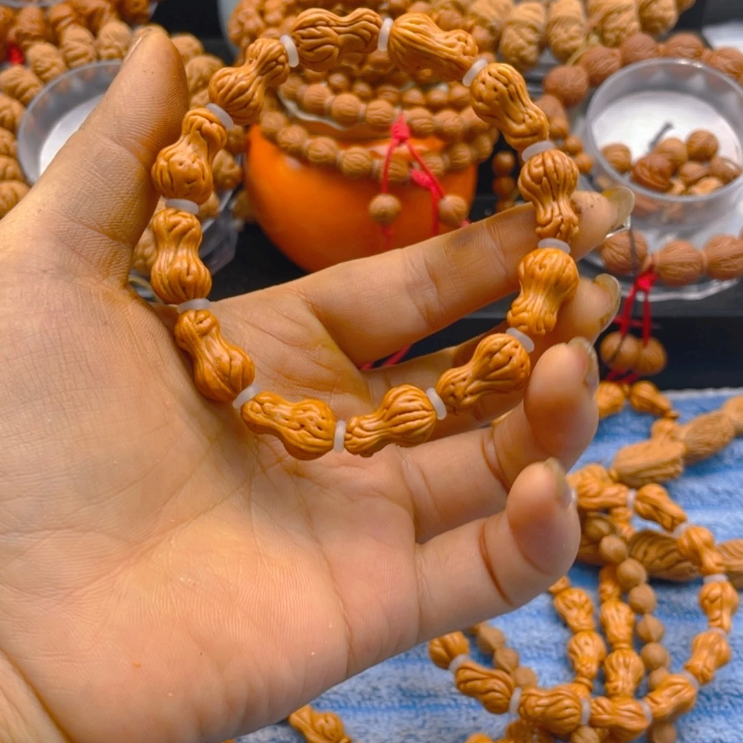 花生手串。红红火火