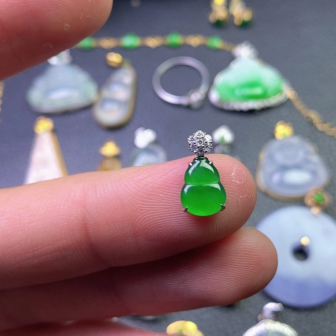 颈饰18K金镶嵌翡翠