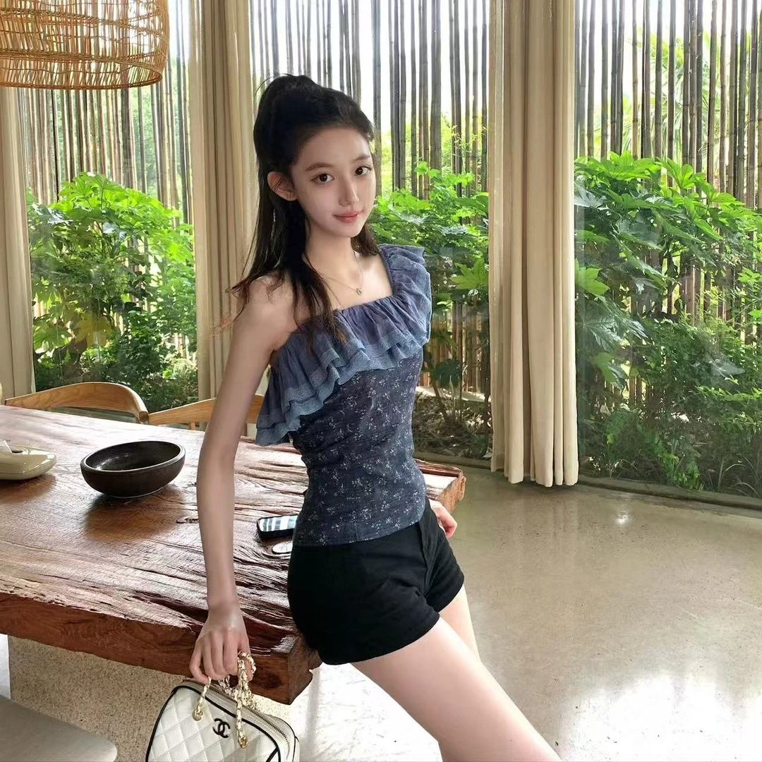 【淡颜系小花】韩系气质女神2025夏季ins斜肩荷叶边上衣配短裤套装