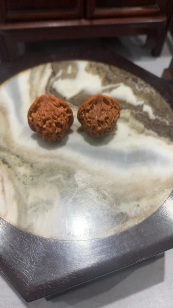 文玩核桃手把件一对