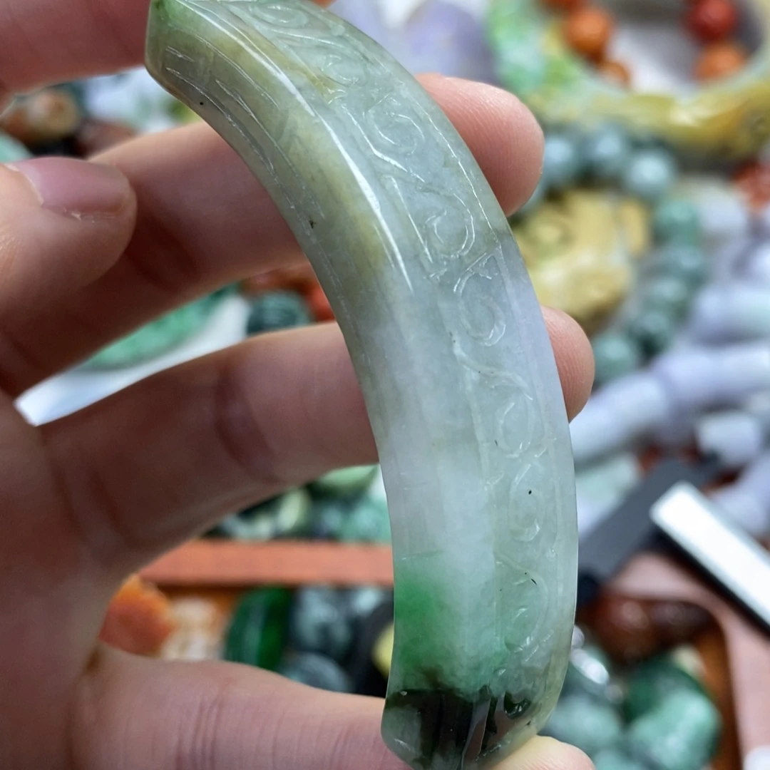 翡翠未镶嵌颈饰吊坠：裸石