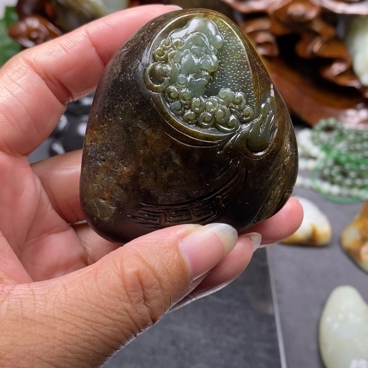 A***）颈饰未镶嵌和田玉