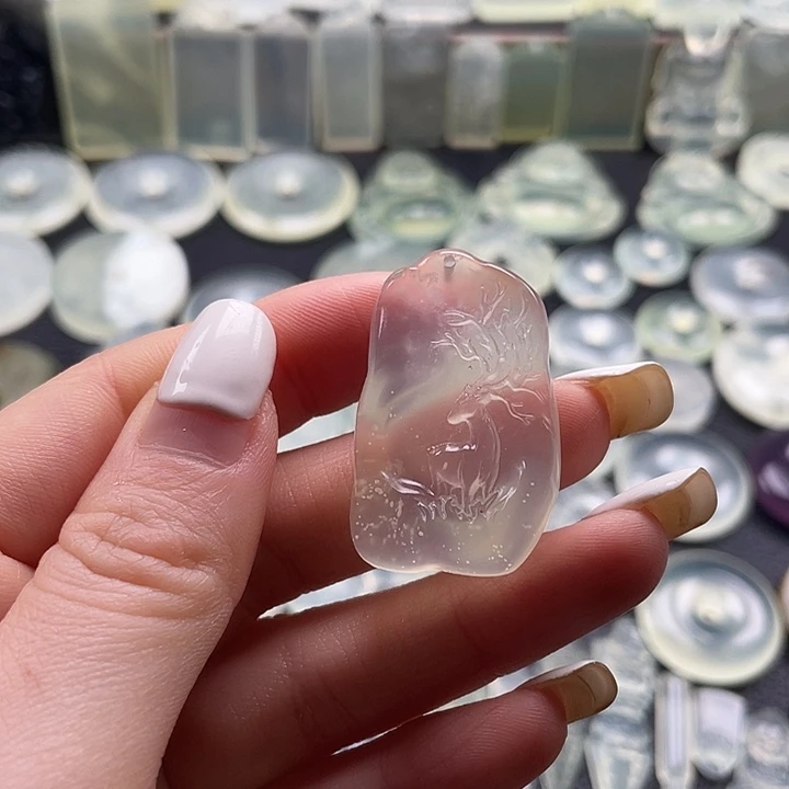 岫玉未镶嵌颈饰一鹿有你