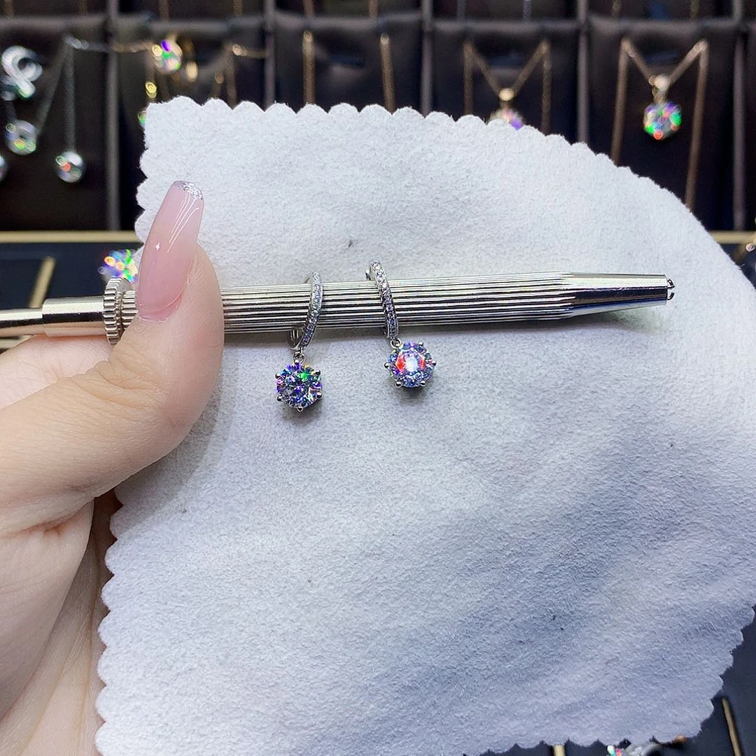 18K金镶嵌合成碳硅石（莫桑石）耳饰七**?