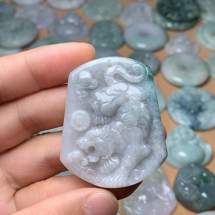 翡翠未镶嵌颈饰老虎牌