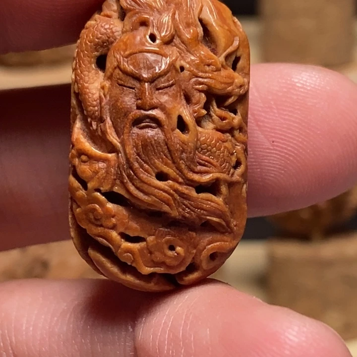 逝***真风味纯手工桃核雕刻御龙关公