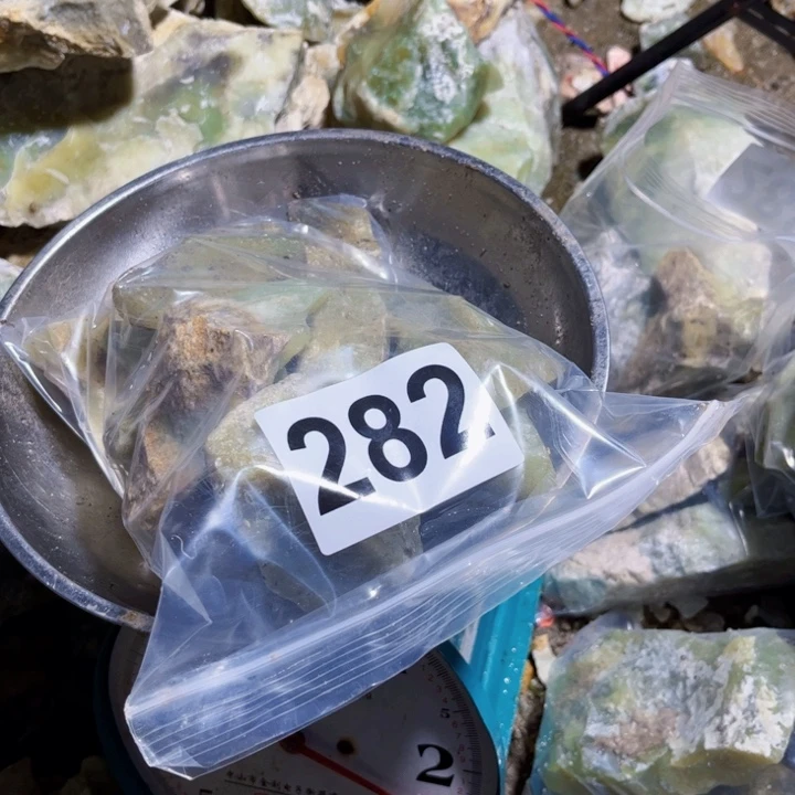 小***孩蛇纹石玉未镶嵌岫玉