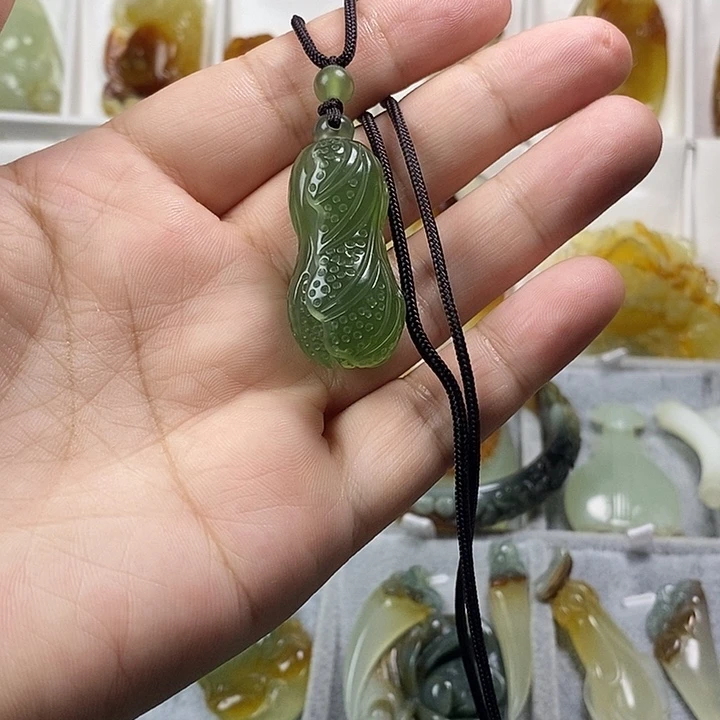 蛇纹石玉未镶嵌颈饰