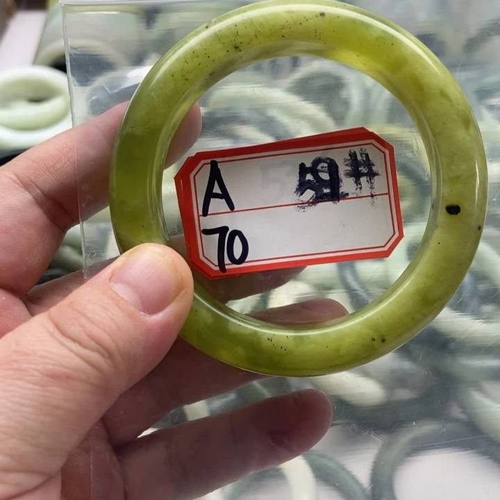 蛇纹石玉手镯未镶嵌春***?