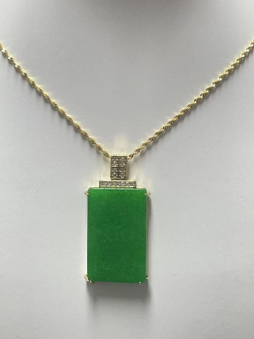 翠绿色平安无事牌吊坠气质时尚