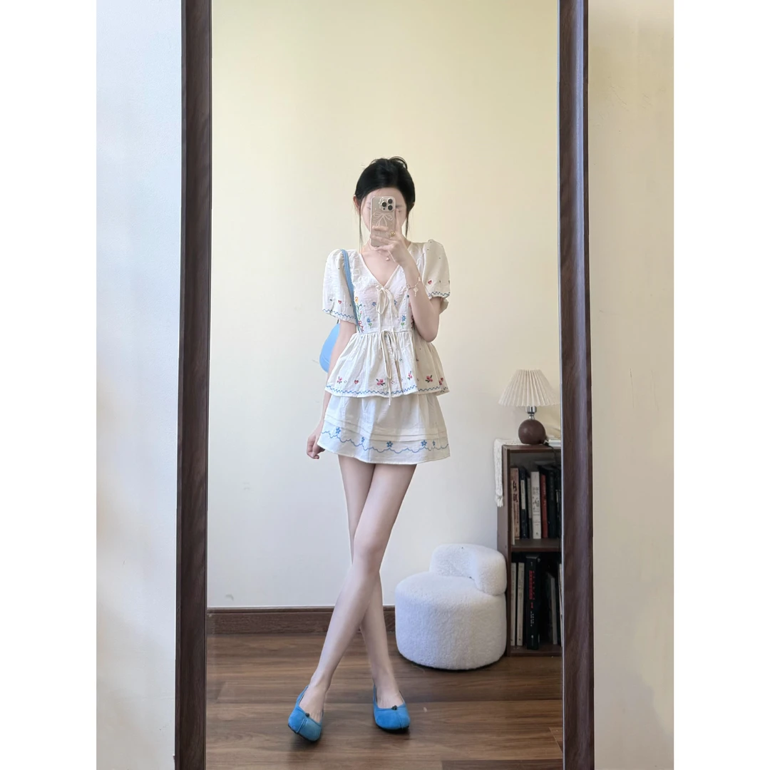 MARIE.COCO甜美减龄V领刺绣碎花泡泡袖衬衫小个子娃娃衫短裙套装