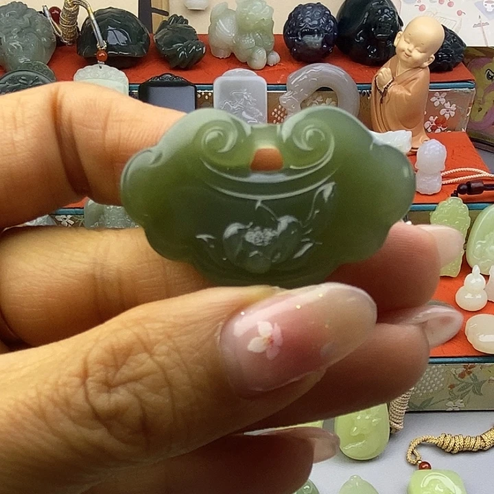 和田玉未镶嵌颈饰湖水绿平安锁