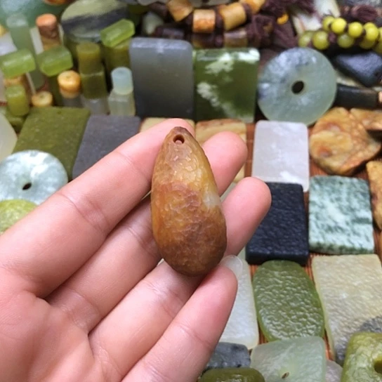 岫玉未镶嵌颈饰岫