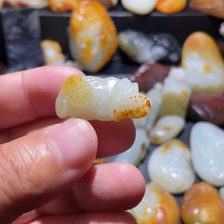 颈饰未镶嵌和田玉（糖玉）